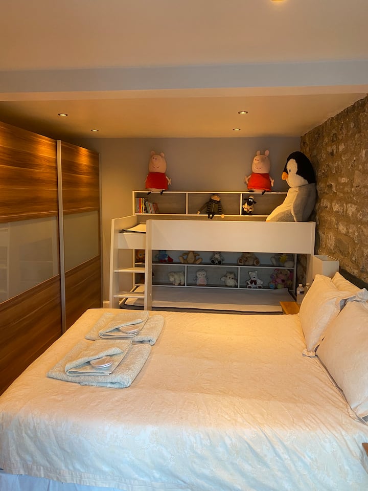 Საძინებელი 2
დიდი ზომის საწოლით და ახალია 2023 წლის ლუქს-კლასის ორსართულიანი საწოლისთვის. Გასახდელი მაგიდა ორი საწოლთან მაგიდით. Დამატებითი დიდი გარდერობი. პატიოს გასაცურებელი კარები, რომლებიც ბაღისკენ მიემართება
Smart TV Netflix, Sky Movies და სპორტი
Იატაკის გათბობა, მყარი მუხის იატაკი 