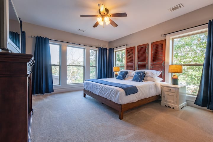 Habitación tamaño king con vistas al lago y a la cala, baño jack & jill adjunto - Planta baja