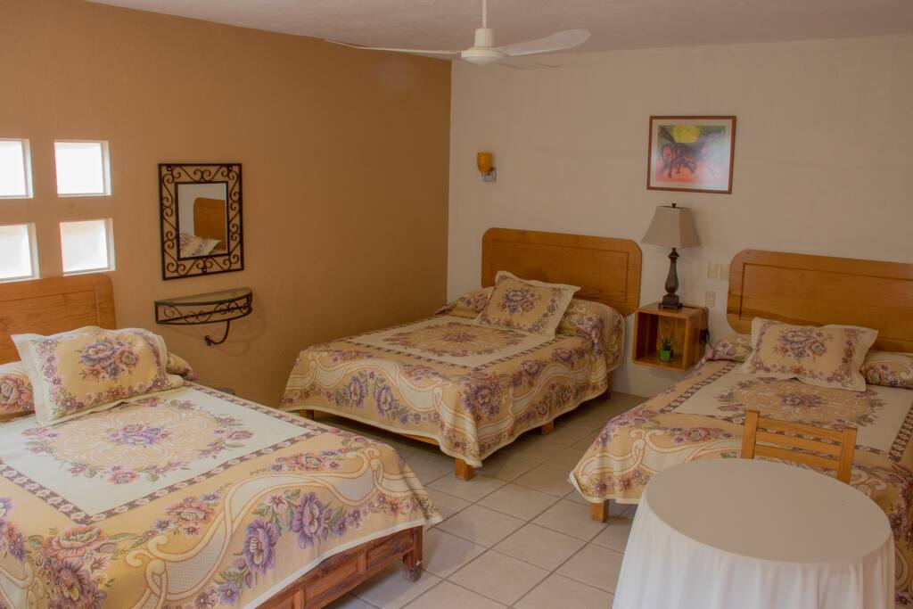 Habitación con 3 camas matrimoniales