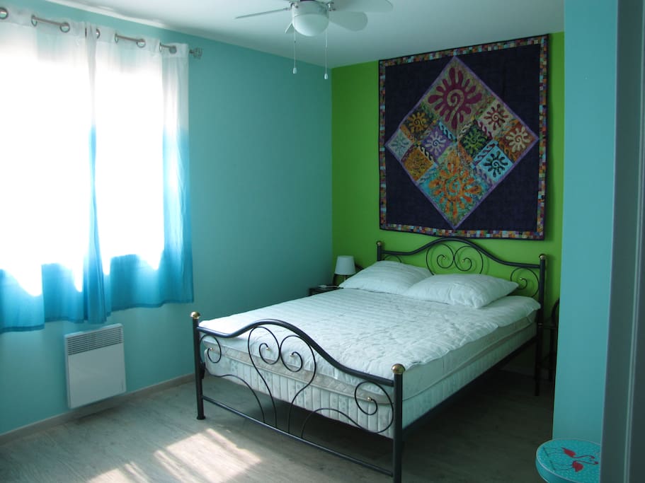 Une des chambres avec lit 2p