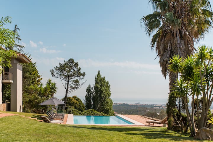 Charme & Design em Casa com Piscina e Vista Magnífica de Mar e Montanha