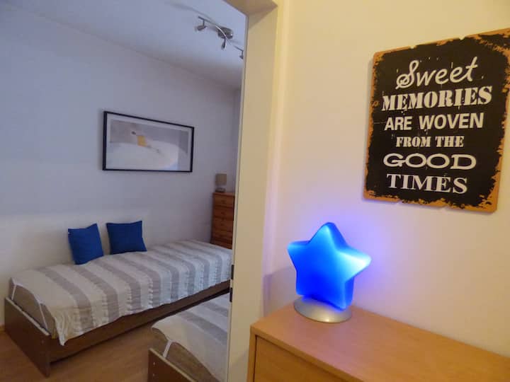 Segundo dormitorio con dos camas individuales.