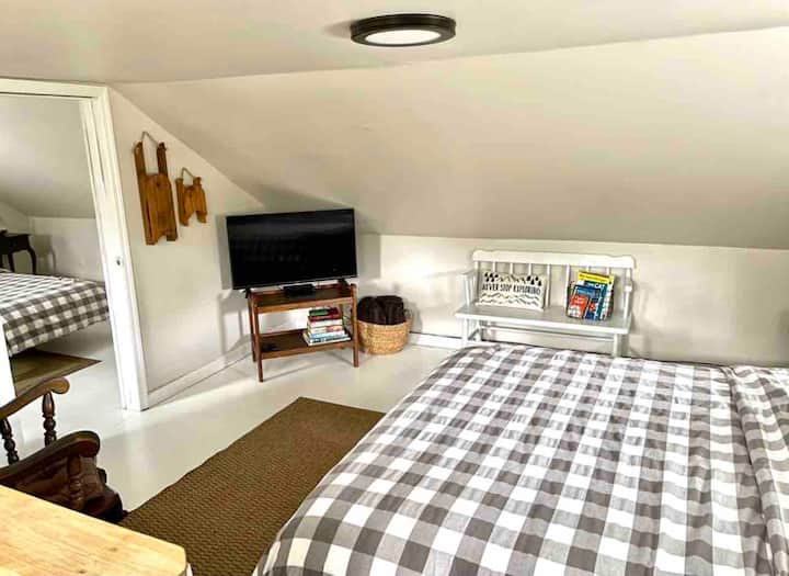 Dhoma e gjumit dy e cila është lart 