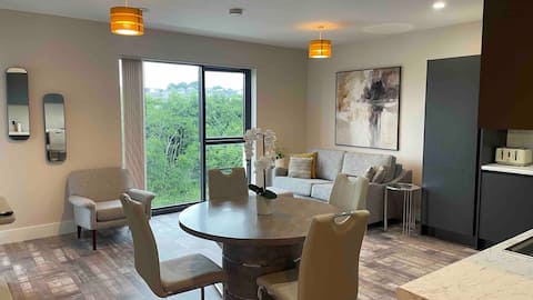 Beautiful, new 2 bed apartment with balcony