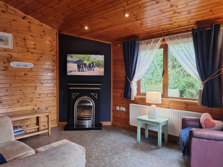The Blue House -  Romantic Mountain Cabin - Wi-fi - Donegal