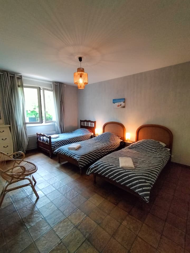 غرفة نوم للأطفال، ثلاثة أسرّة مفردة، غرفة واسعة أيضًا