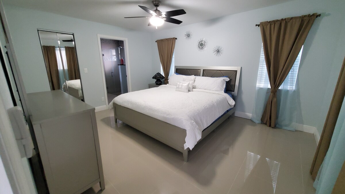 חדר שינה ראשי
מיטת קינג, כיור כפול, מקלחת