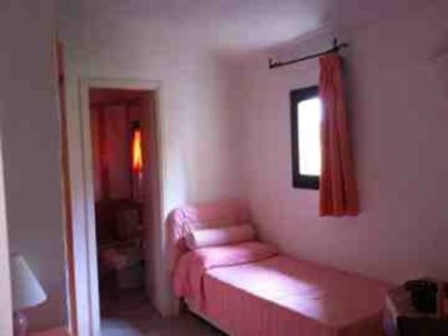 camera con due letti singoli e bagno con doccia