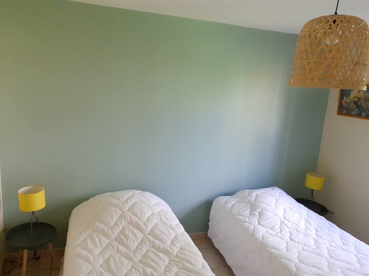 Bağ səviyyəli yataq otağı
Qış və ya yarım mövsüm isti yorğan, yataq otağında radiator