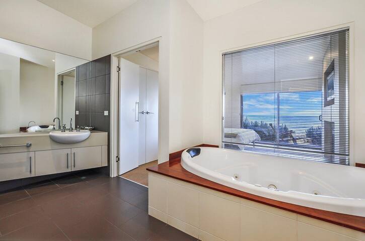 Hearns Beachside Villa 8 gallery image 4