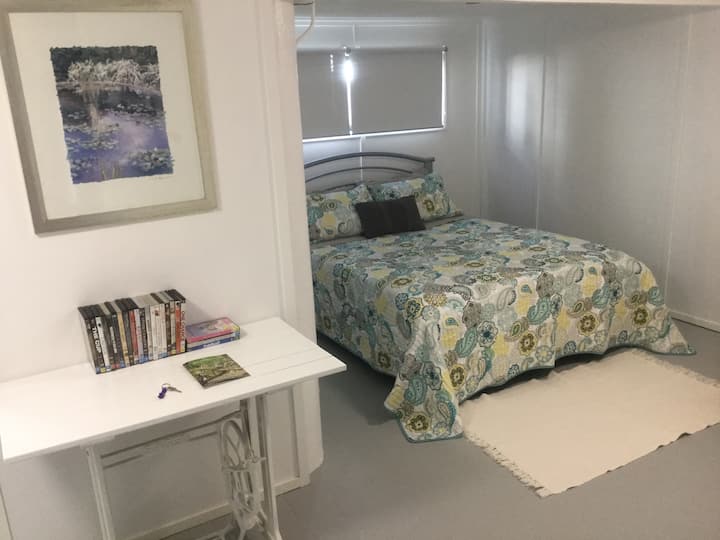 Private entry with ensuite. Easy access