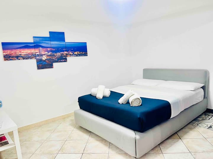 Este es el segundo dormitorio loft, equipado con todas las comodidades para hacerte un cuidado cómodo y hacerte sentir como en casa.
Los colores son blancos y azules, colores que representan a la ciudad de Nápoles.