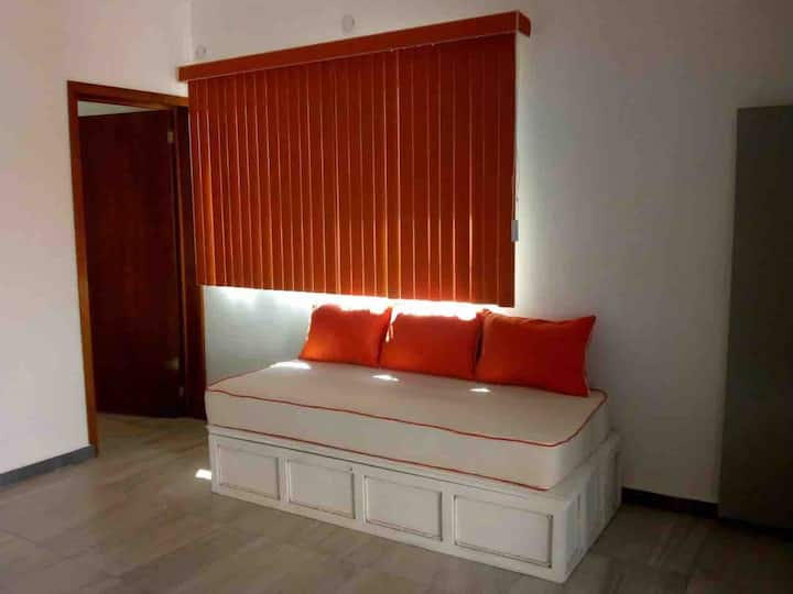 3号卧室、标准双人床、全功能卫生间、空调、吊扇和沙发床。