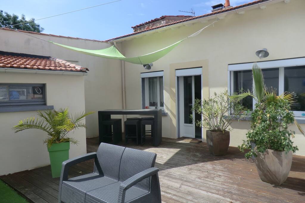 Terrasse - mange debout