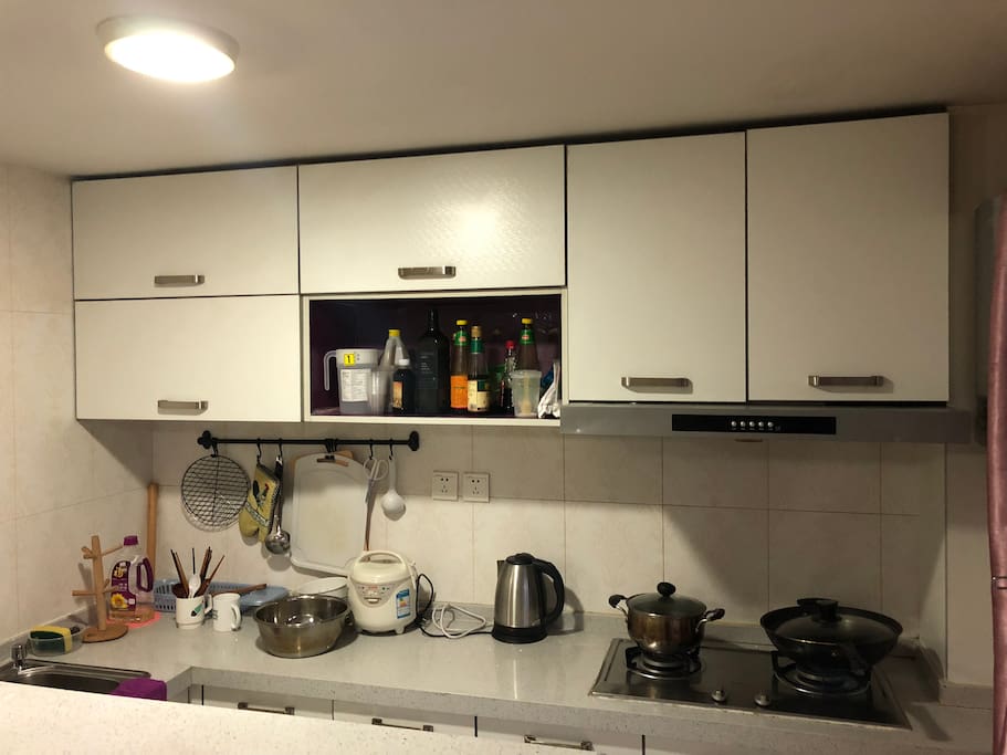 完备的厨具、炊具。做饭方便