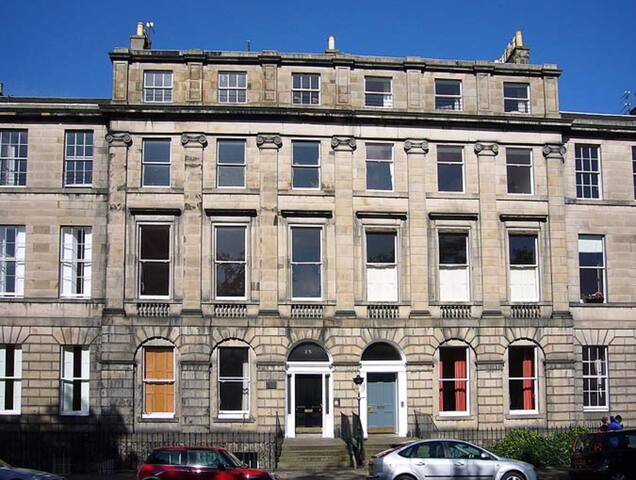 Beautiful Family Friendly Central 5 Bedroom Flat. gallery image 2