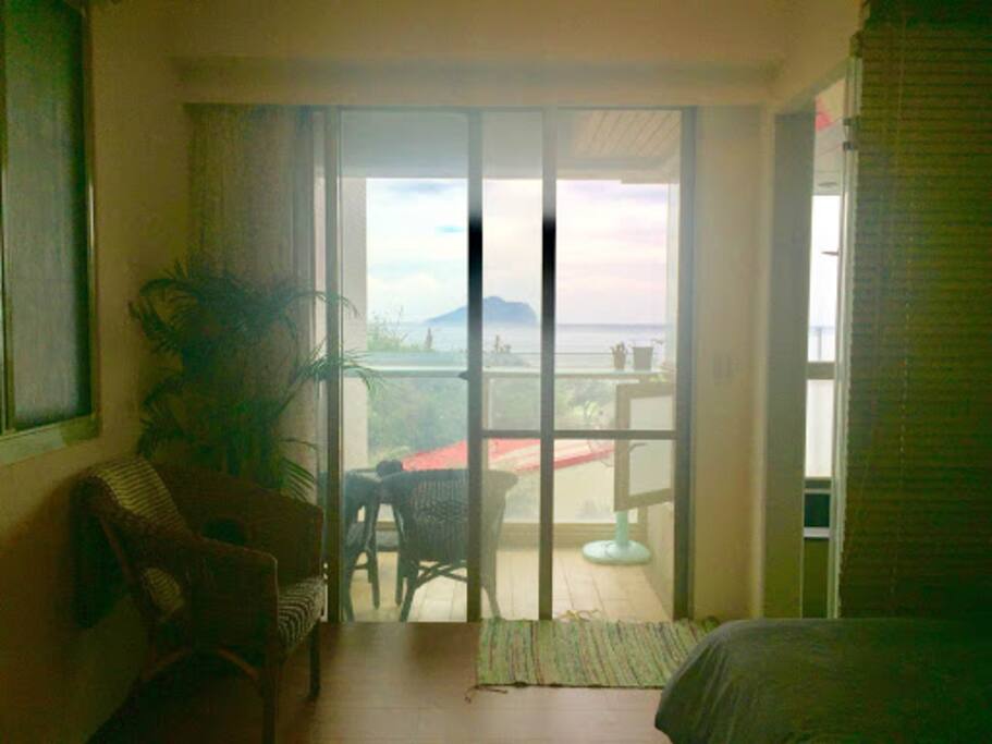 Relaxing Balcony with a great view of the ocean and turtle island!