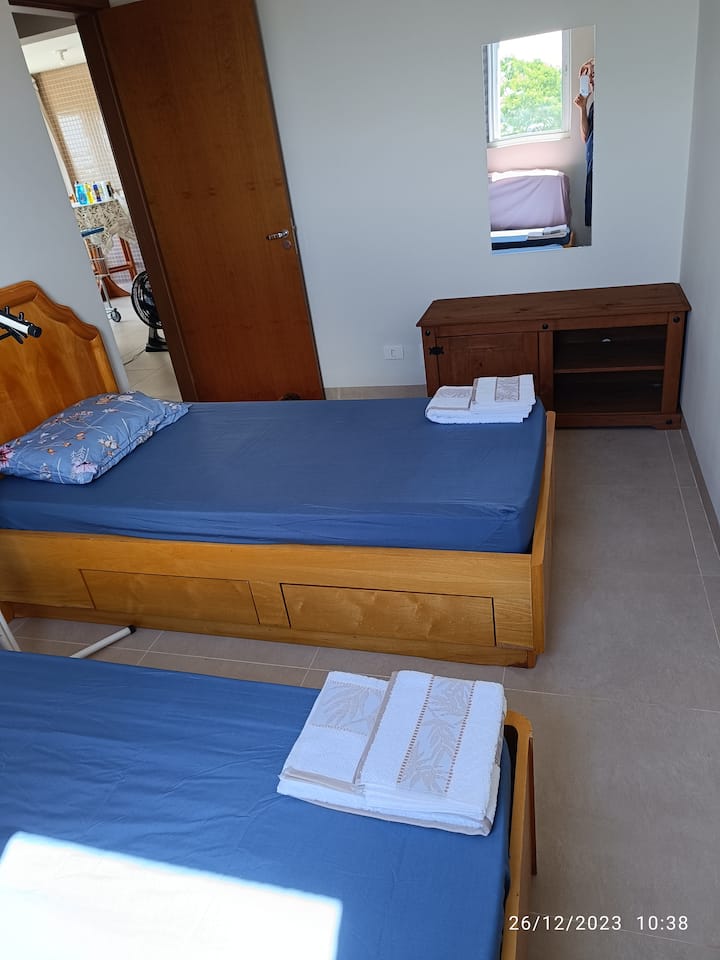 Ერთადგილიანი ოთახი ორი საწოლითა და თავისუფალი ლეიბით.