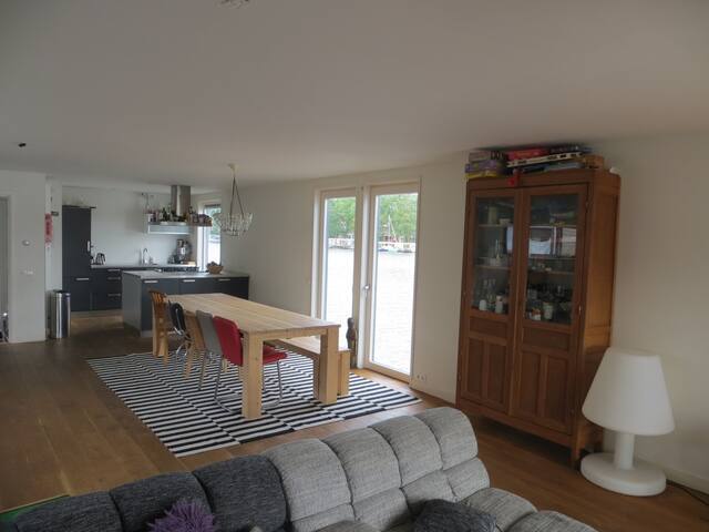 Beautiful Houseboat gallery image 4