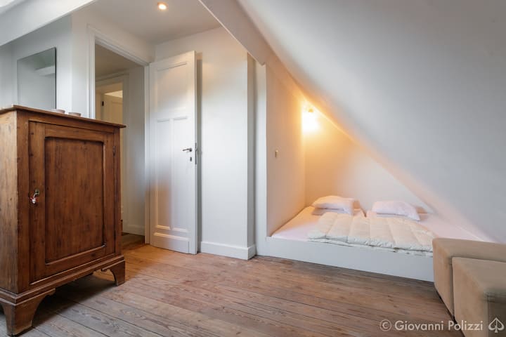 2 .ª habitación con suelo radiante, cama de matrimonio de 180 cm de lavabo.