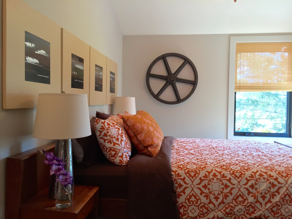 חדר אורחים 2 עם מיטת קווין סייז וחדר רחצה פרטי צמוד.