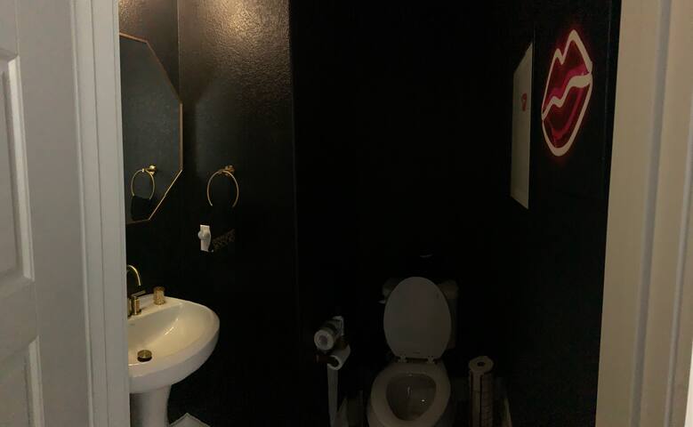 Chic new 3 bed home minutes from downtown & COTA gallery image 4