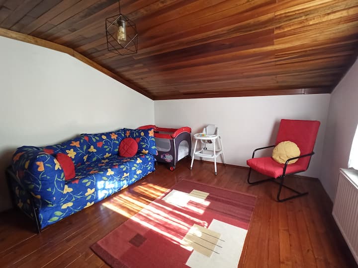 Unser Zimmer mit offenem Sofa und Parkbett im Obergeschoss. Blick auf den Hinterhof.