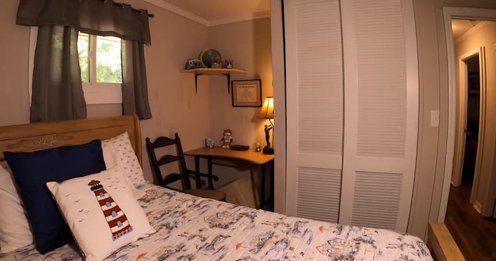 Krevati i tretë i kompletuar me hapësirë për tavolinën e punës.