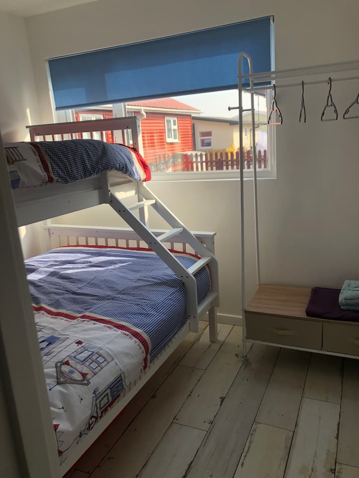 De tweede slaapkamer compleet met driedubbele slaper