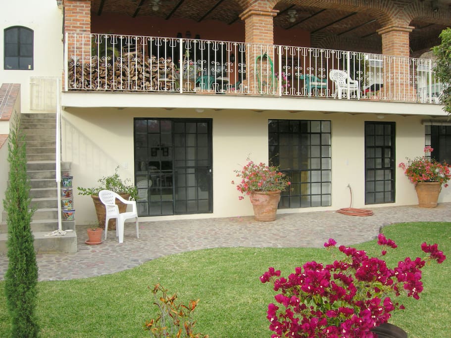 Casita niveau jardin-piscine, sous la véranda. Discrétion assurée.