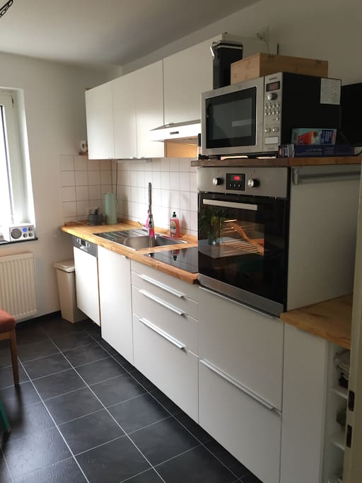 Alles da: Spüma/Backofen/Induktiobskochfeld/Mikrowelle/Kaffeemaschine