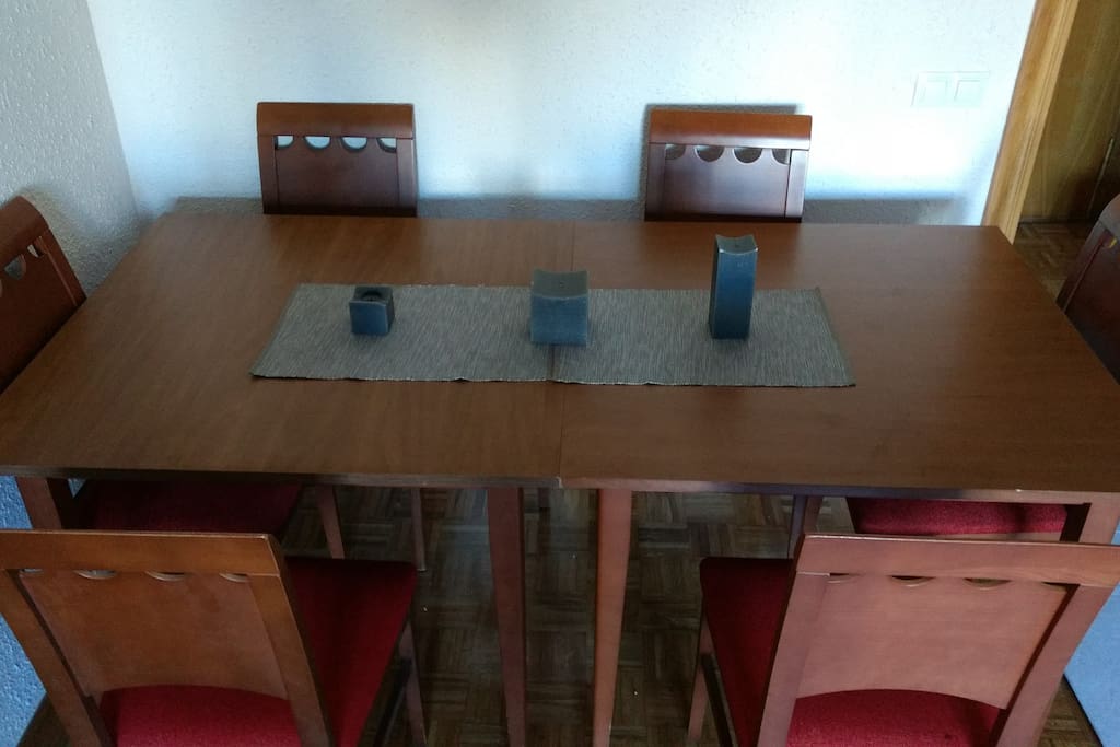 amplia mesa de comedor