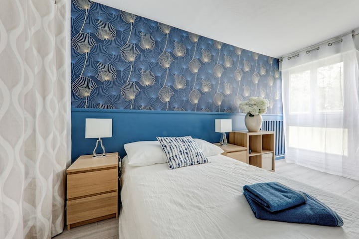 חדר שינה 3, מצעים איכותיים במלון, מרווח ושקט מאוד, מצעים ומגבות כלולים במחיר.
שם תמצאו שולחן (אידיאלי לעבודה מרחוק) ומסך שטוח המחובר לנטפליקס לערבים נעימים.