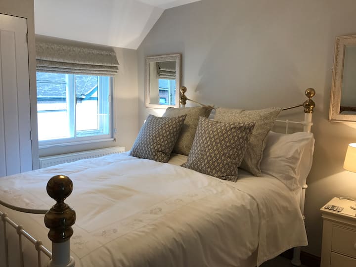 Ორი საძინებლიდან ყველაზე პატარაა ანტიკვარული სპილენძის სტანდარტული ორადგილიანი საწოლით.