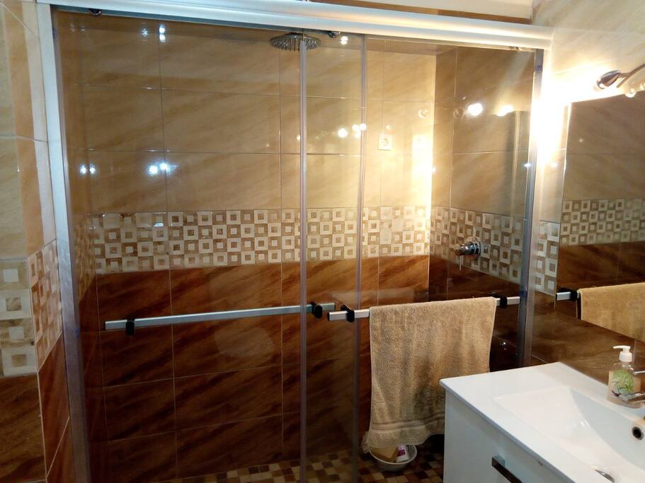 Common bathroom - just for 2 rooms