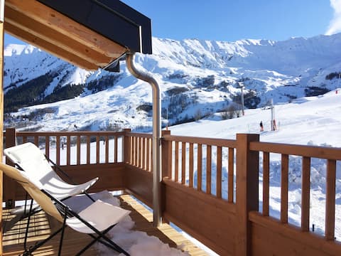 Skis on foot, departure and return! 60 m2, 8 people.