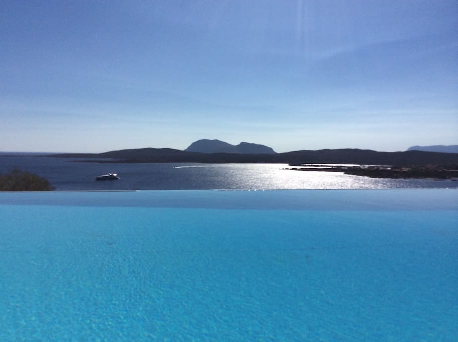 Vista sul mare dalla piscina del resort