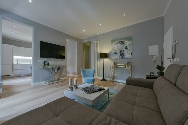 Ponte Vecchio DeLuxe – 2 Bedroom 2 Bathroom gallery image 2