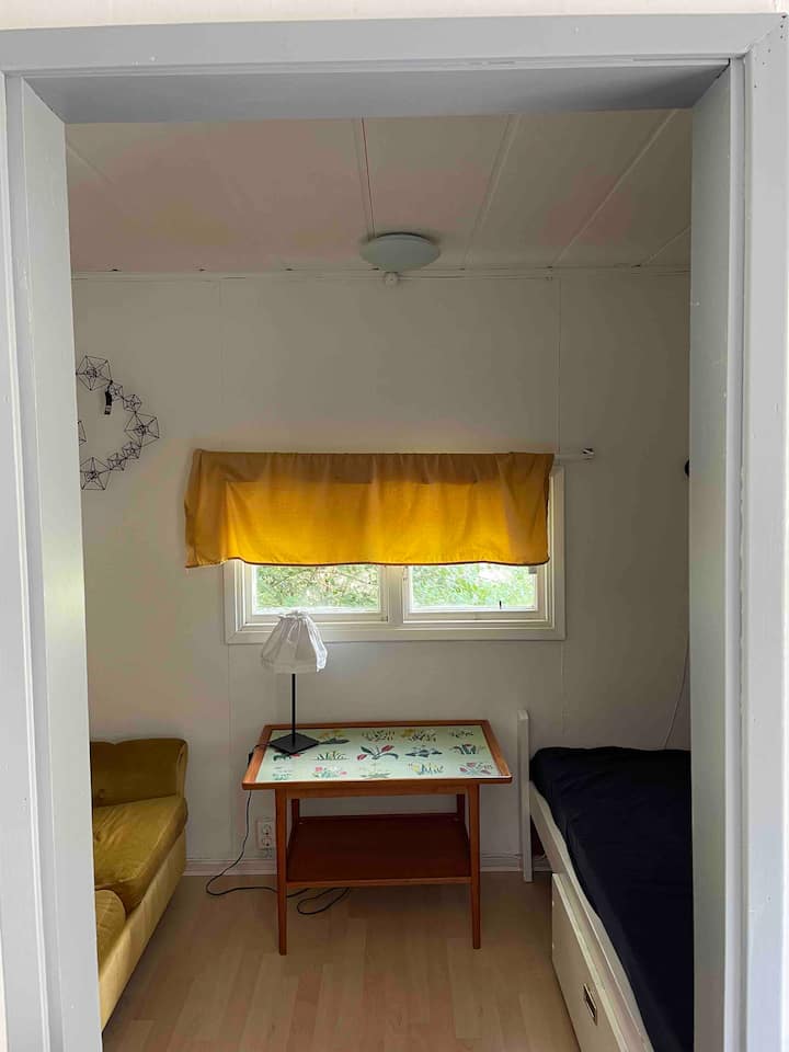 Seoska kućica za goste. Alkov s nešto širim krevetom za jednu osobu. Napomena: krevet je pogodan za osobe kraće od 170 cm!