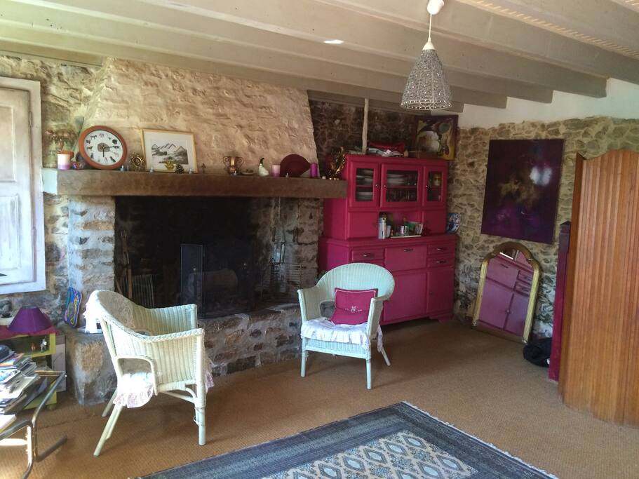 Premier salon, en entrant dans la maison, vous pouvez également vous y installer pour diner au coin du feu