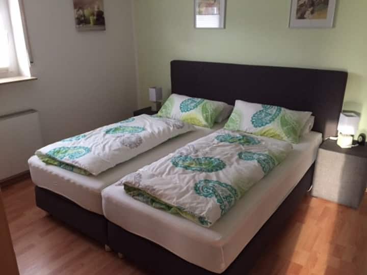 Dhomë gjumi me krevat dopio dhe krevat tek