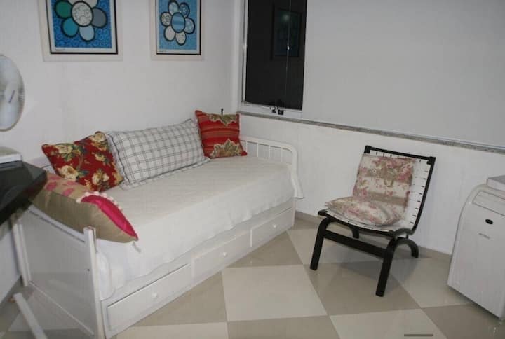 เตียงเลื่อนห้องนอนติดกระจกพร้อมเครื่องปรับอากาศหน้าสปา