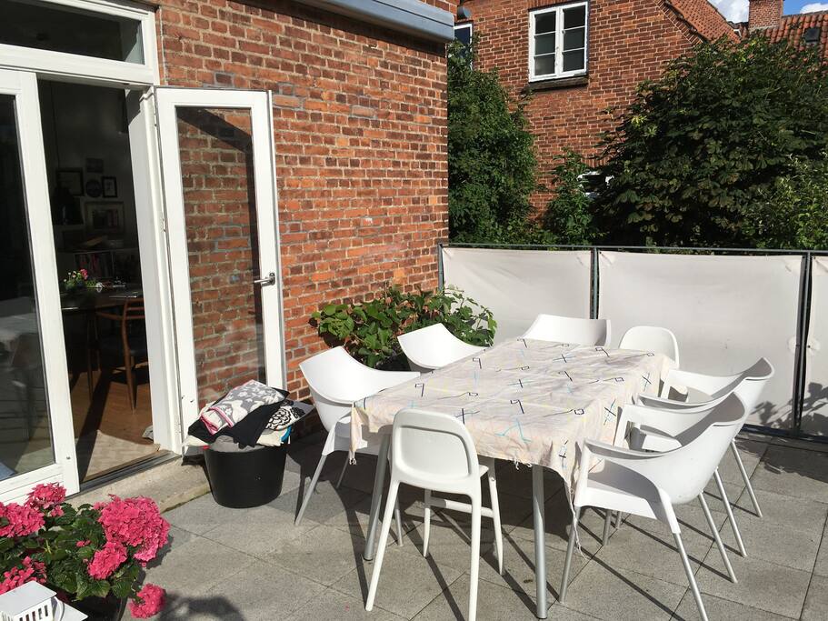 Outdoor seating area on terrasse (with sun all day)