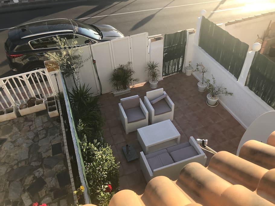 Terrasse vue du haut,avec place de parc devant Bungalow