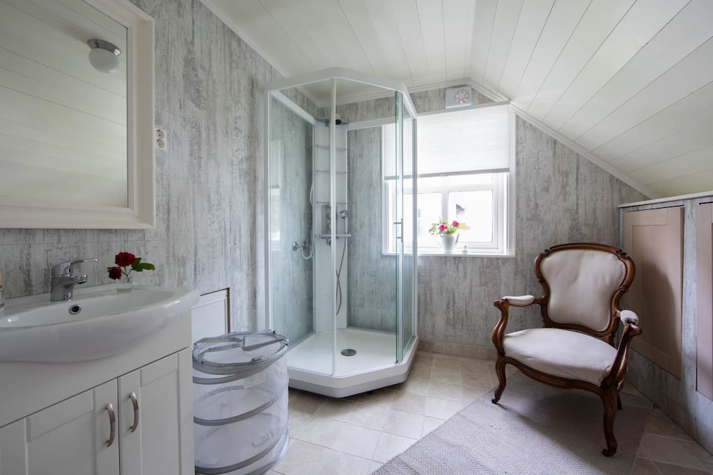 Shared bathroom 2. floor with shower.