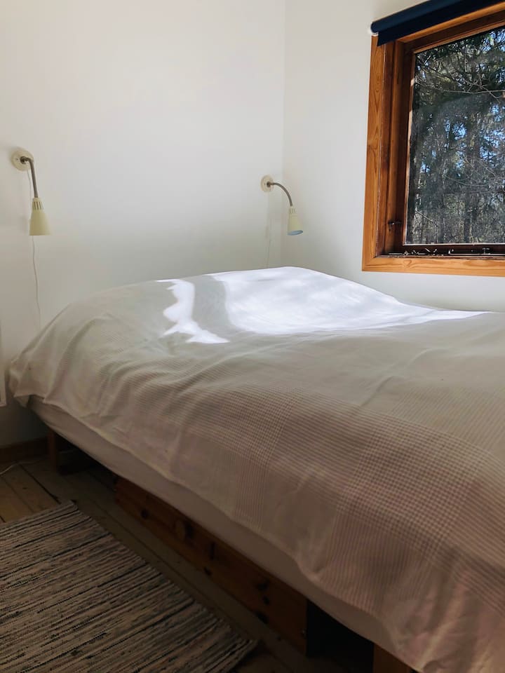 Soveværelse 2 med dobbeltseng, lille skab til opbevaring og sengeskuffer til tøj mv. 