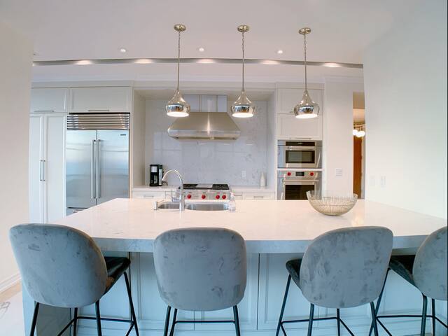 *NEW* Luxury Penthouse in the Sky! gallery image 3