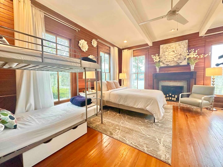 The Brown Room en Sutie - Main Level (Sleeps 4). קינג אנד טווין. החדר 

הזה הכי טוב לכל מי שיש לו מוגבלות. יש בו דלת רחבה וחדר רחצה (כמעט) של ADA. 

בחדר השינה הזה יש גם טלוויזיה שלא מוצגת בתמונה.