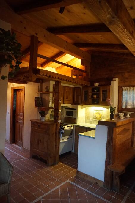 le coin cuisine et au dessus un petit coin couchage pour un enfant(3ans et plus) ou une personne (accès par échelle)