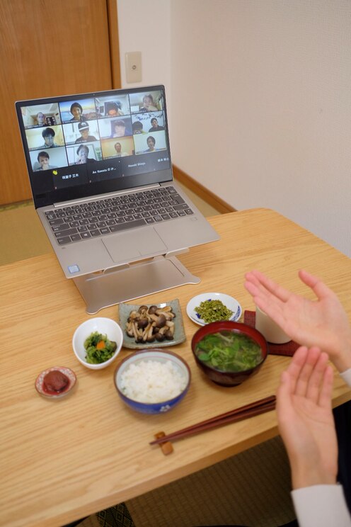 Show full-screen, host-provided image